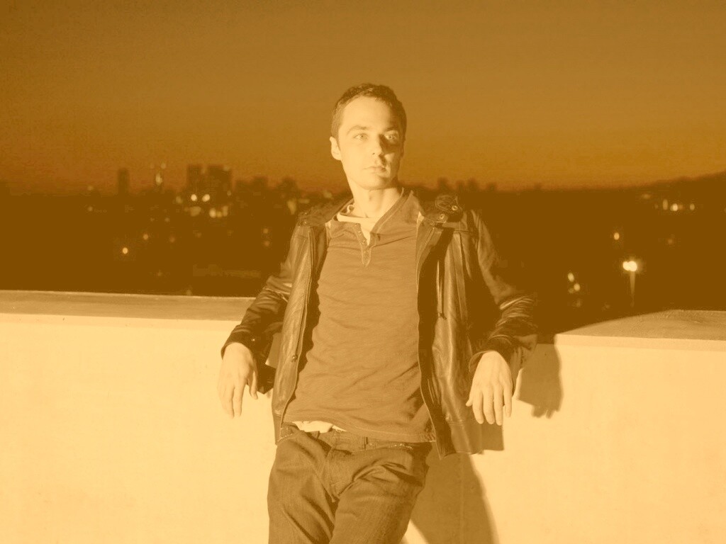 Джим Парсонс на балконе обои