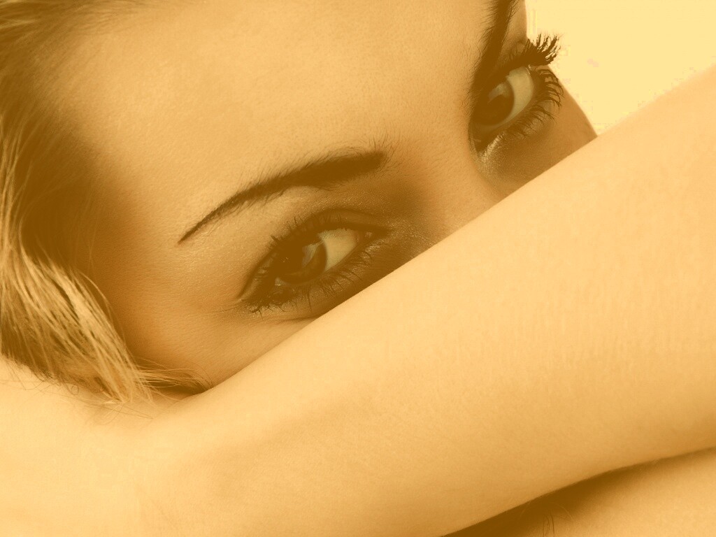 Девушка прикрыла лицо рукой обои