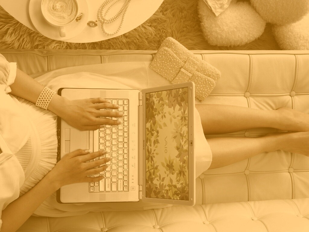 Девушка с ноутбуком vaio обои