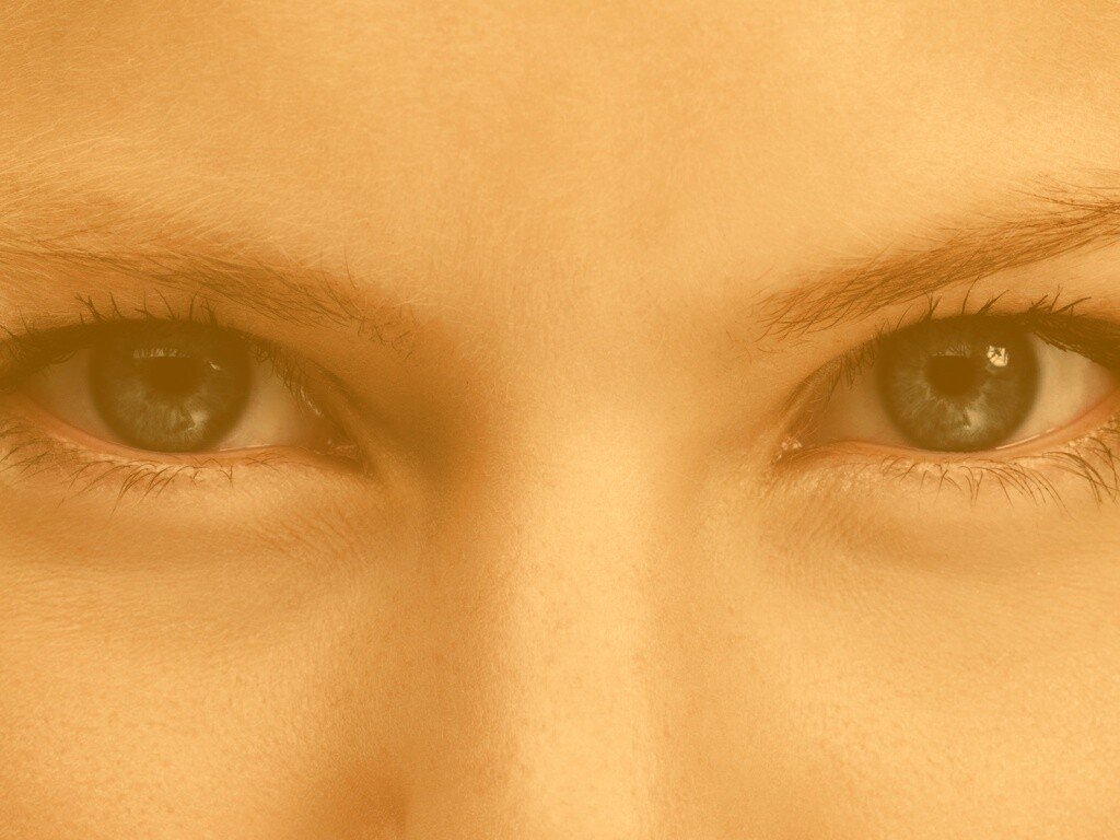 Она смотрит на тебя обои