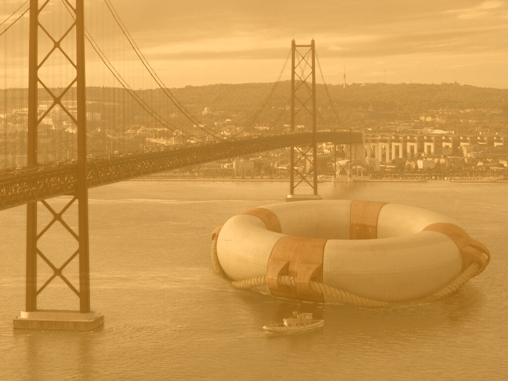 Огромный спасательный круг обои