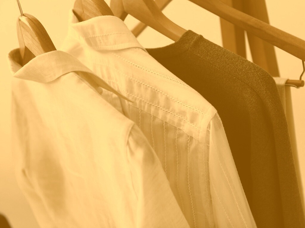 Вещи на вешалке обои