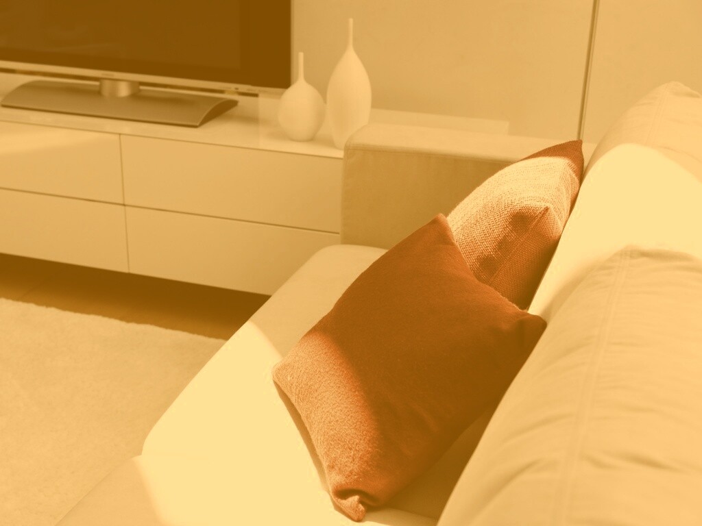 Подушки на диване обои