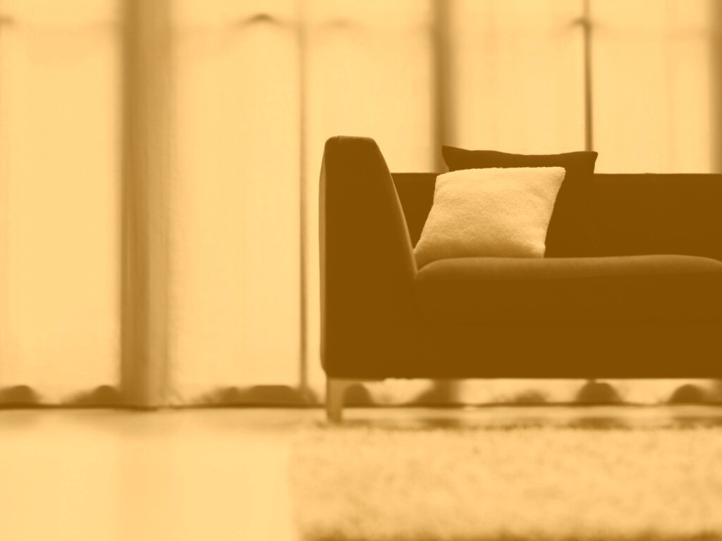 Диван с черной и белой подушками обои