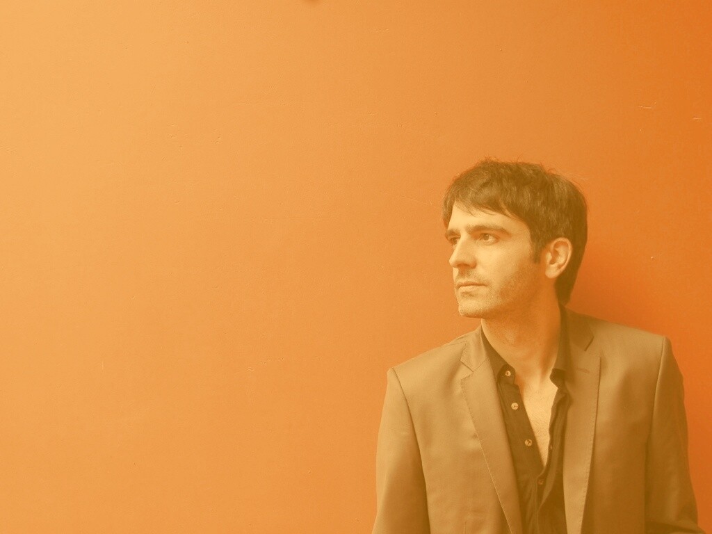 На красном фоне обои