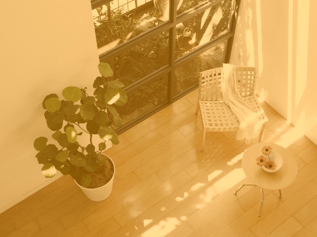 Стул, столик и цветы в комнате обои