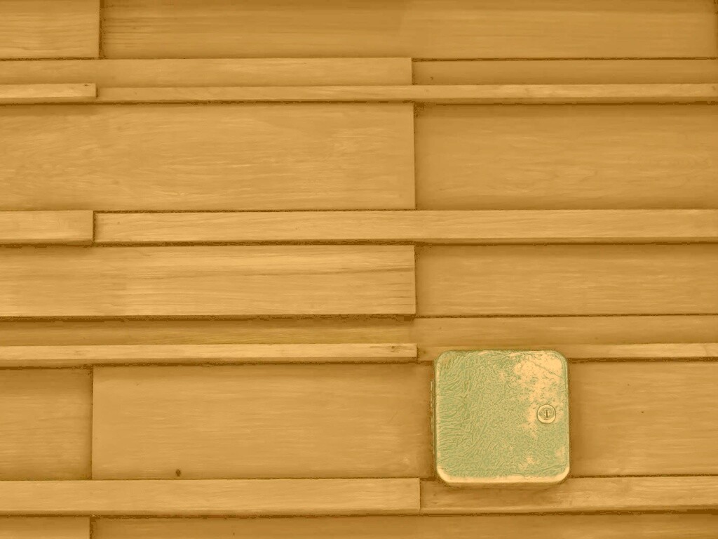 Коробка на деревянной стене обои