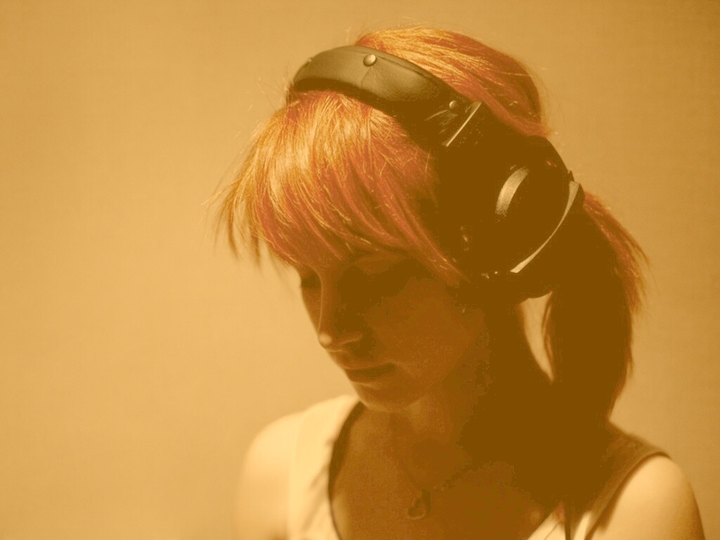 Рыжая в наушниках обои