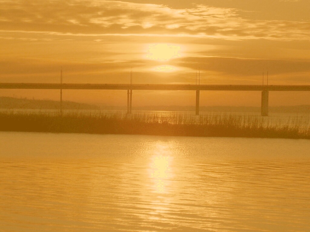 Мост на фоне заката обои