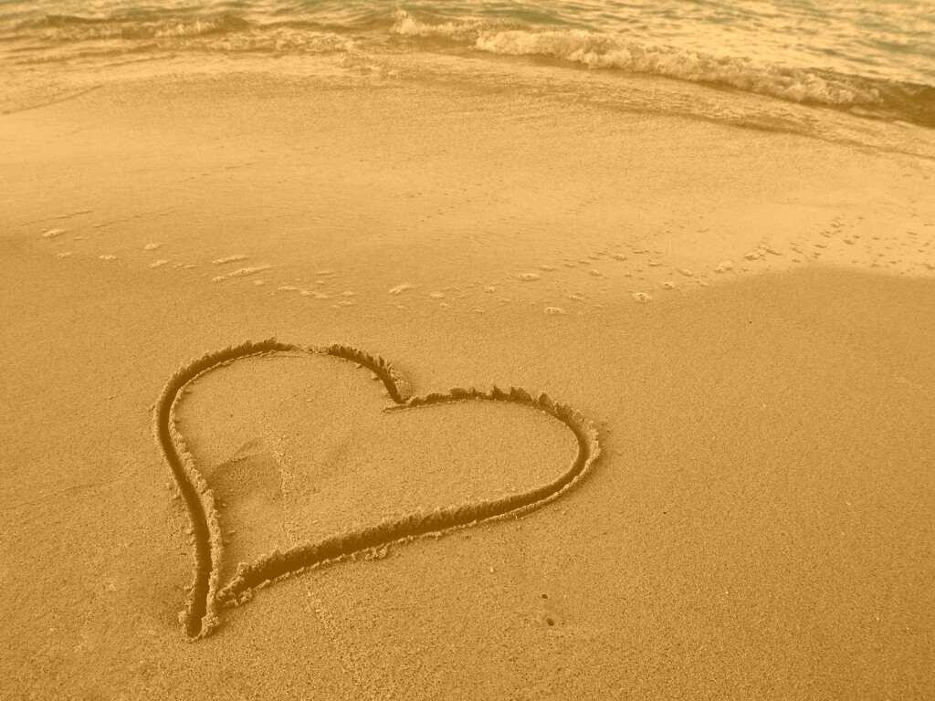 Аккуратное сердце на песке обои