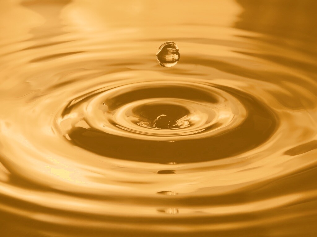 Капля падает в воду обои