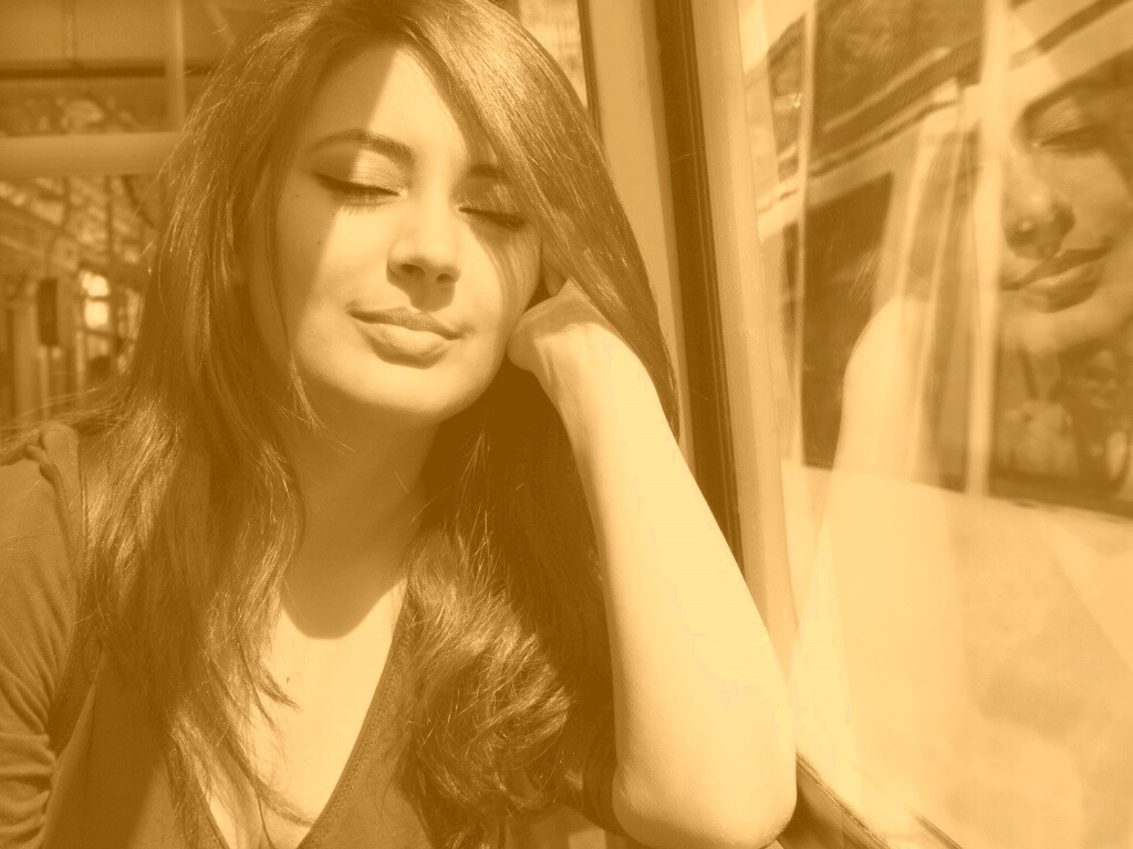 Девушка с закрытыми глазами в электричке обои