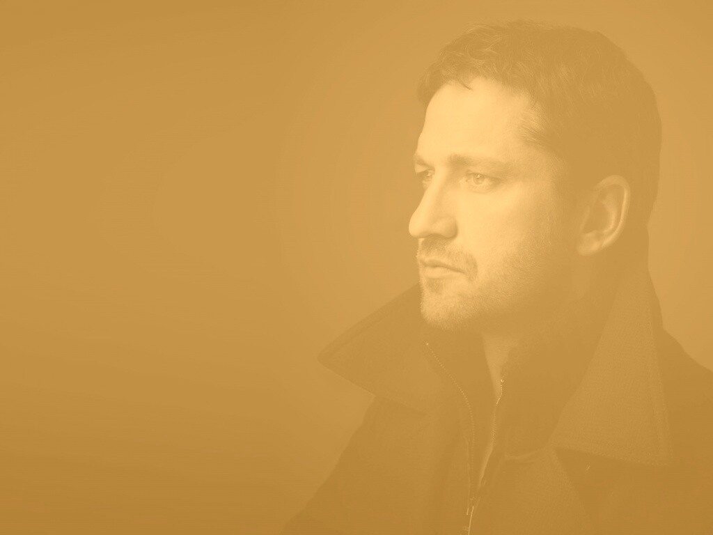 Джерард Батлер на темном фоне обои