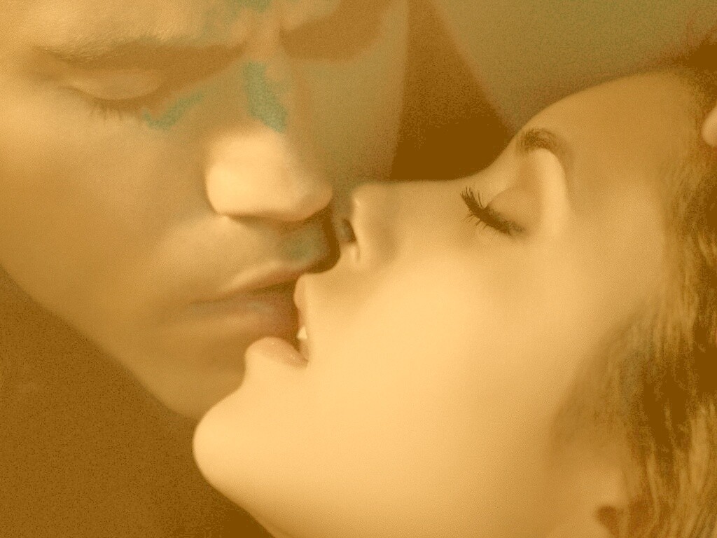 Поцелуй из Дневников Вампира обои