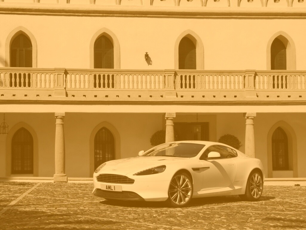 Астон Мартин в дворике дома обои