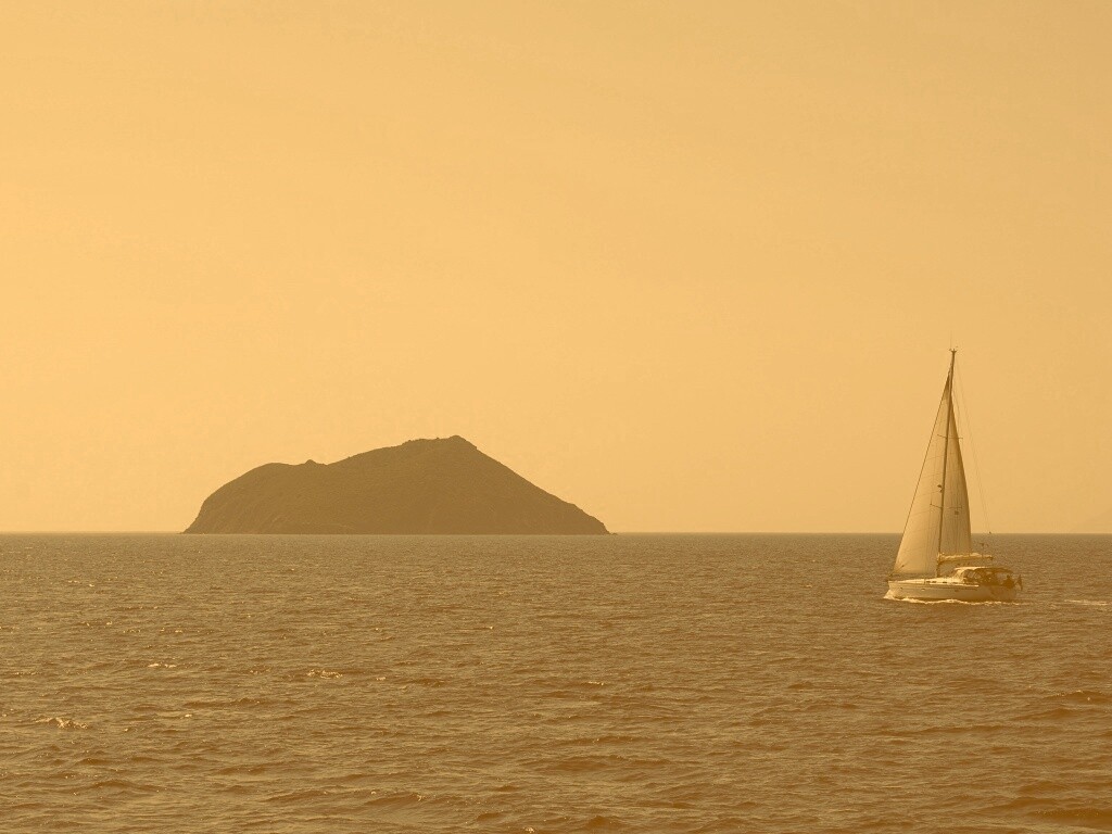 Яхта в море обои