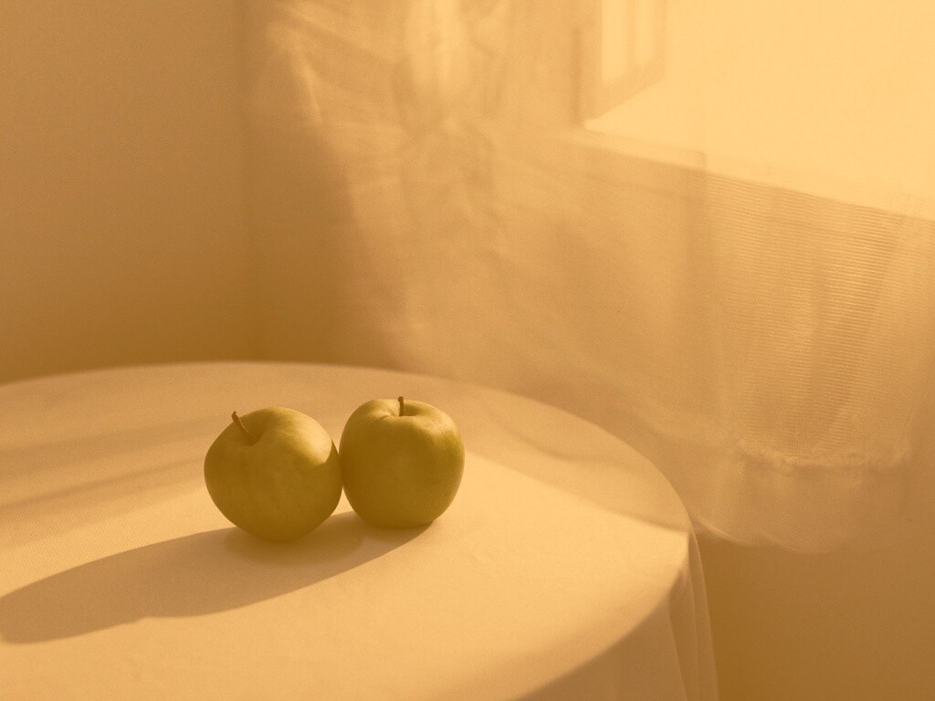 Яблоки на столе перед окном обои