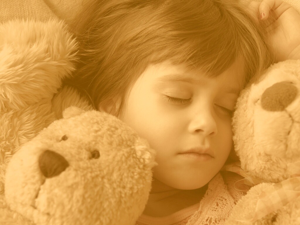 Девочка спит с мишками в обнимку обои