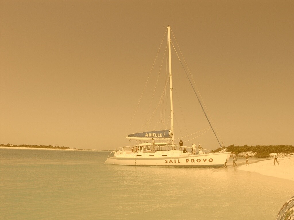 Яхта в голубой лагуне обои