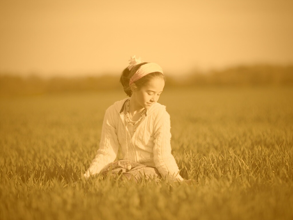 Девочка на траве обои