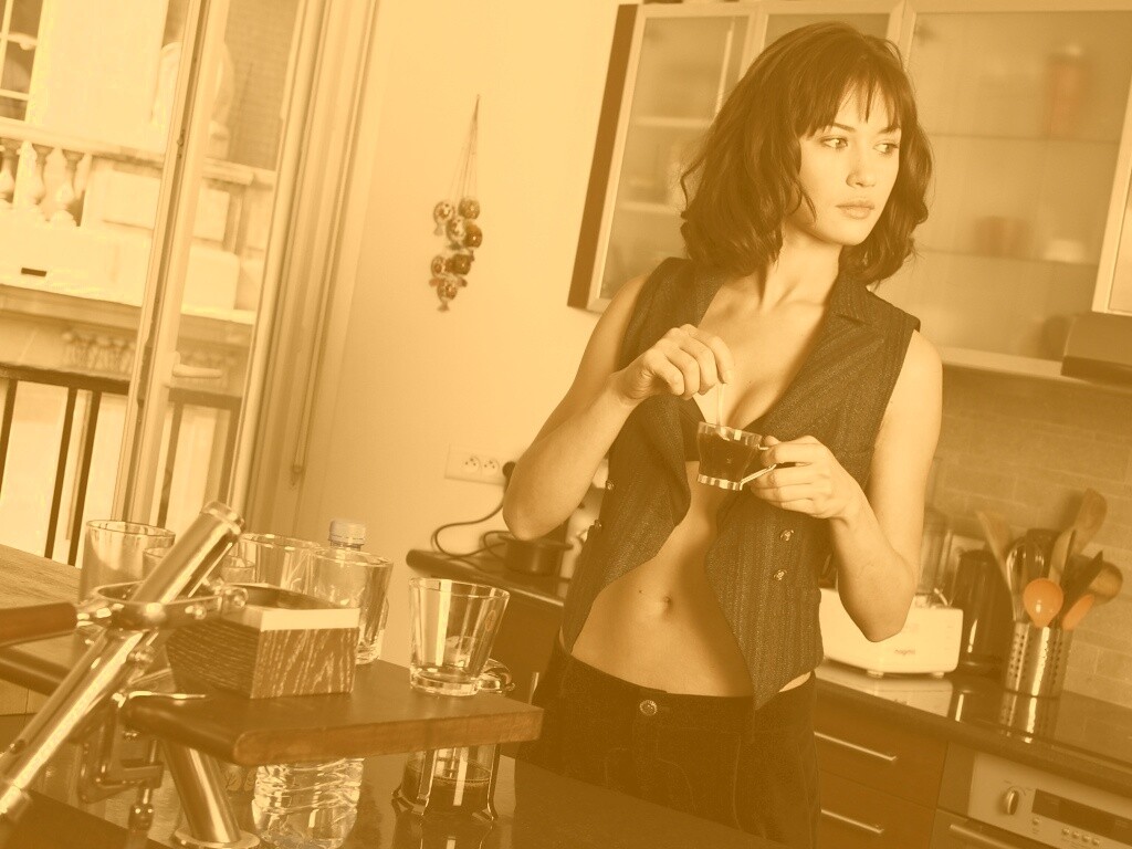 Ольга Куриленко пьет кофе обои