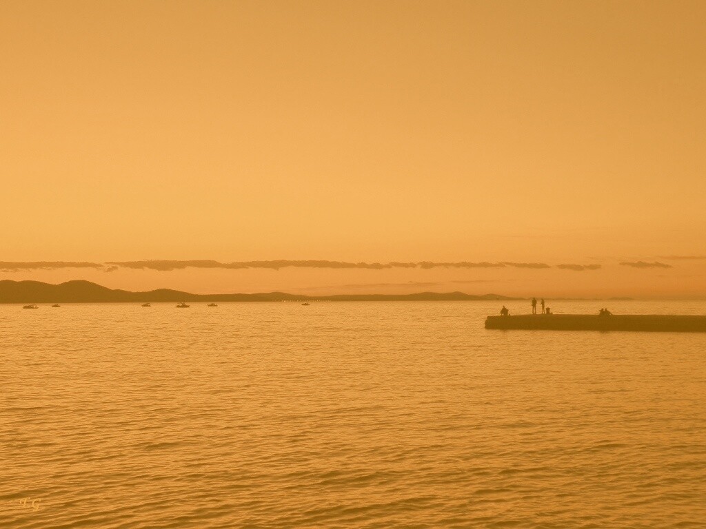 Одинокая пристань на озере обои