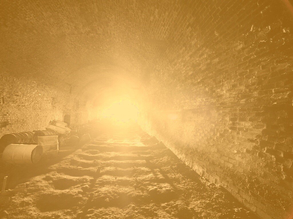 Захламленный тоннель обои