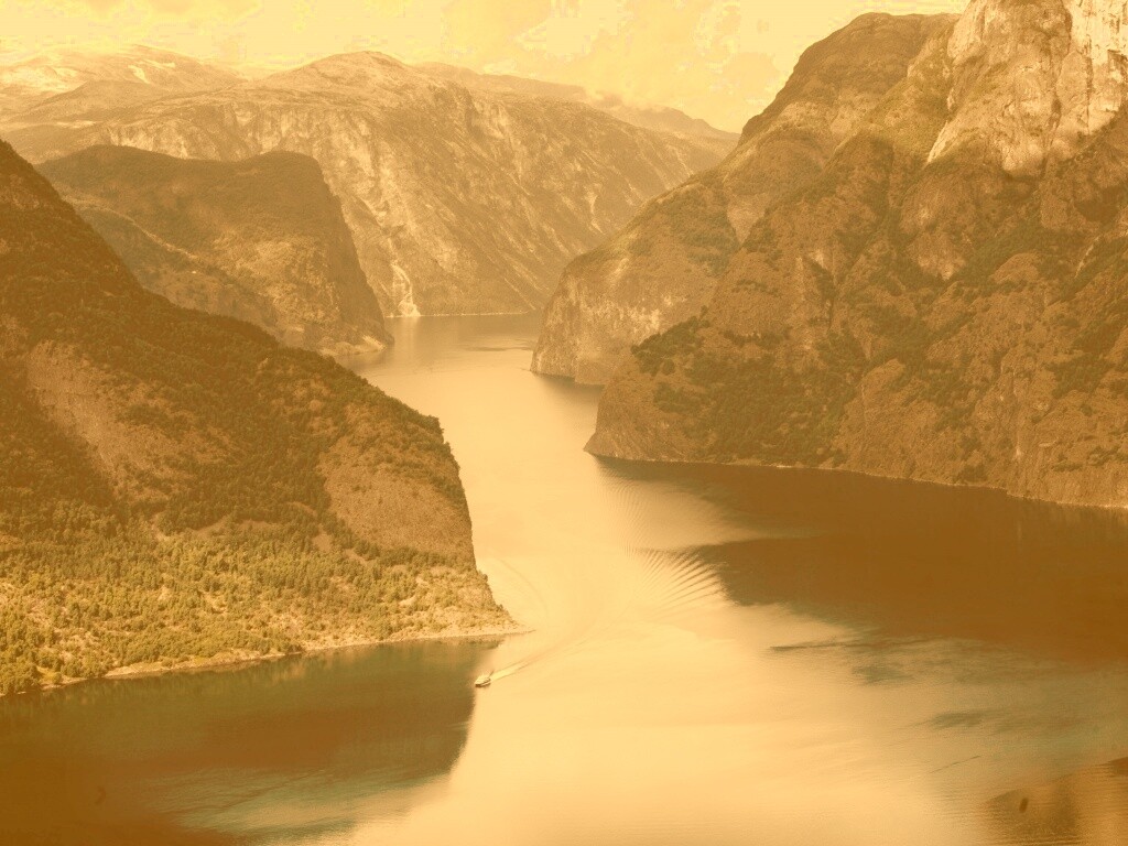 Лодка на реке среди высоких гор обои