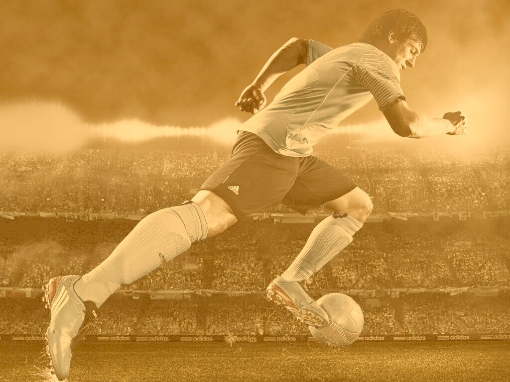 Футболист с мячом обои