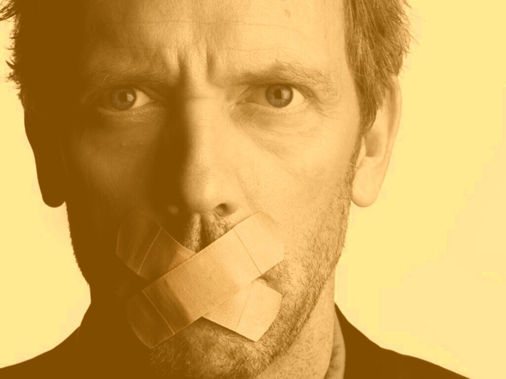 Хаус с пластырем на рту обои