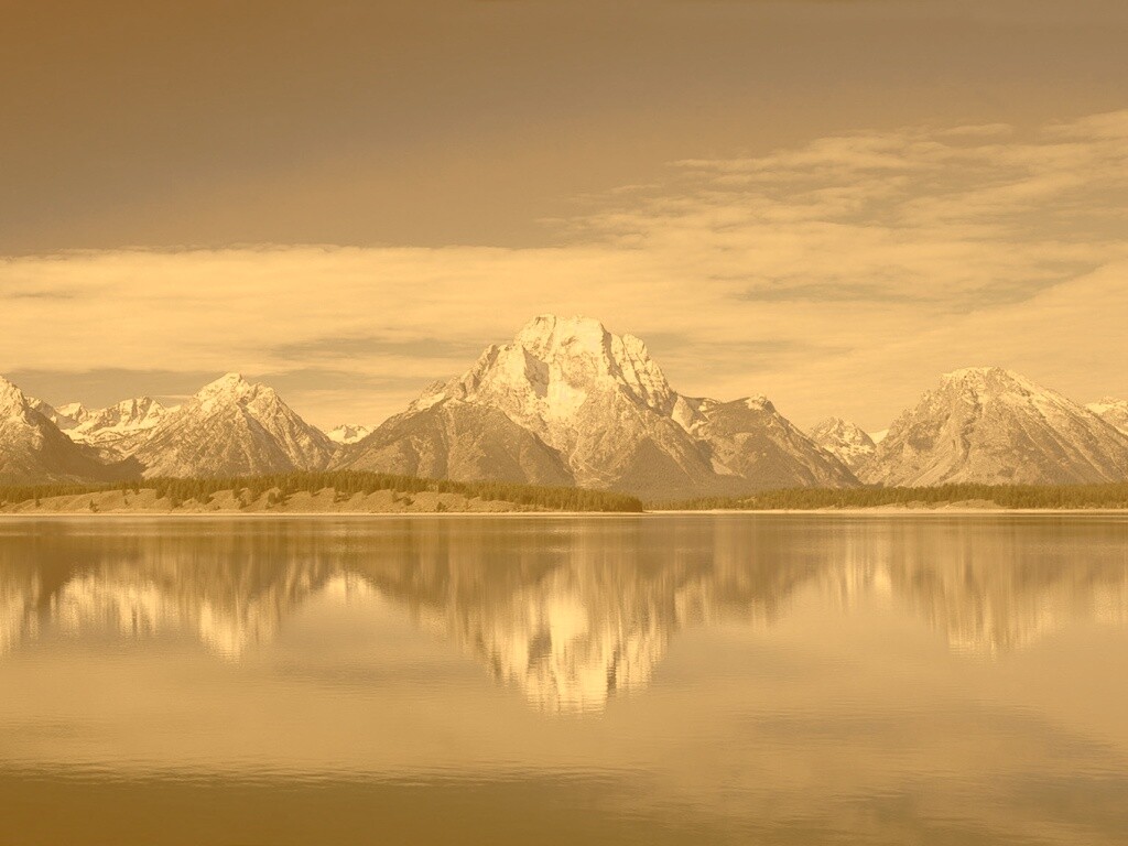 Вид на горы за озером обои