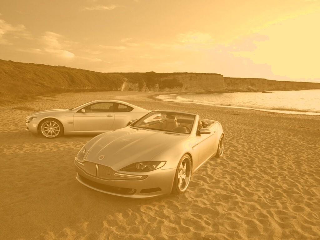Два спорткара на берегу моря обои
