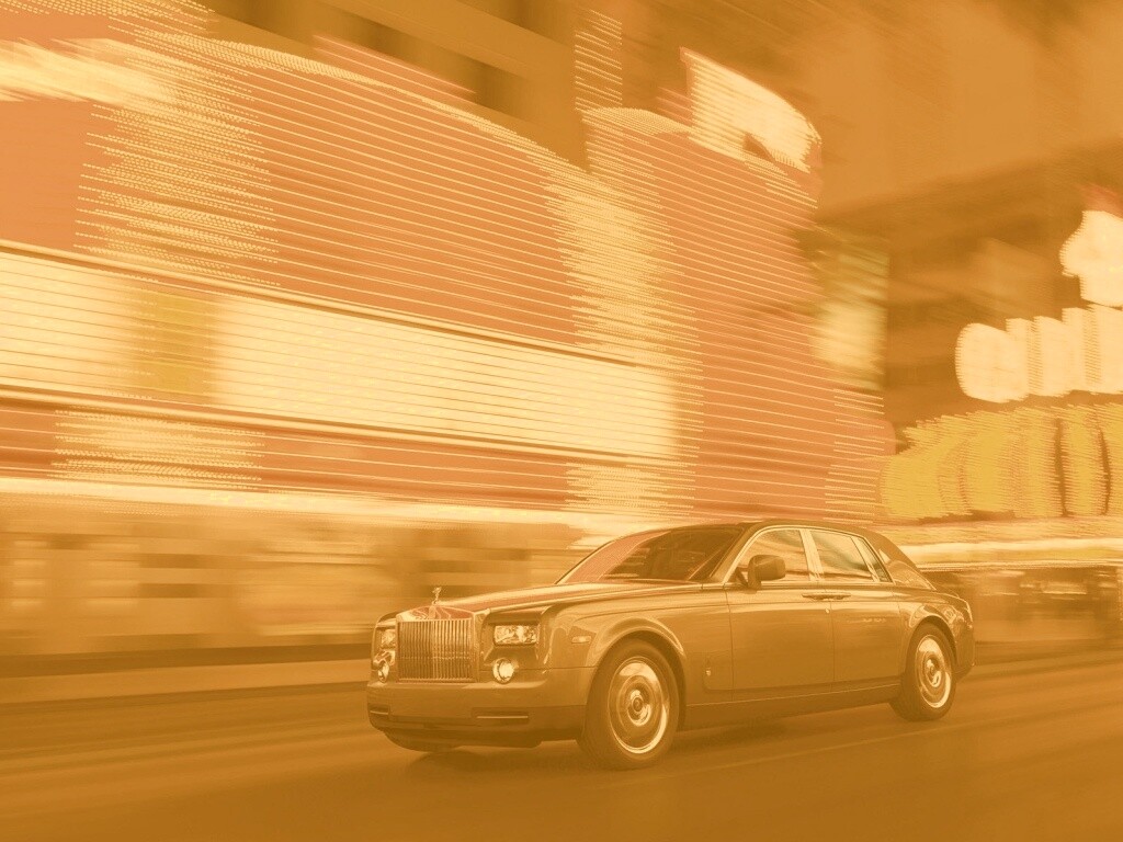 Rolls-Royce Phantom едет через город обои
