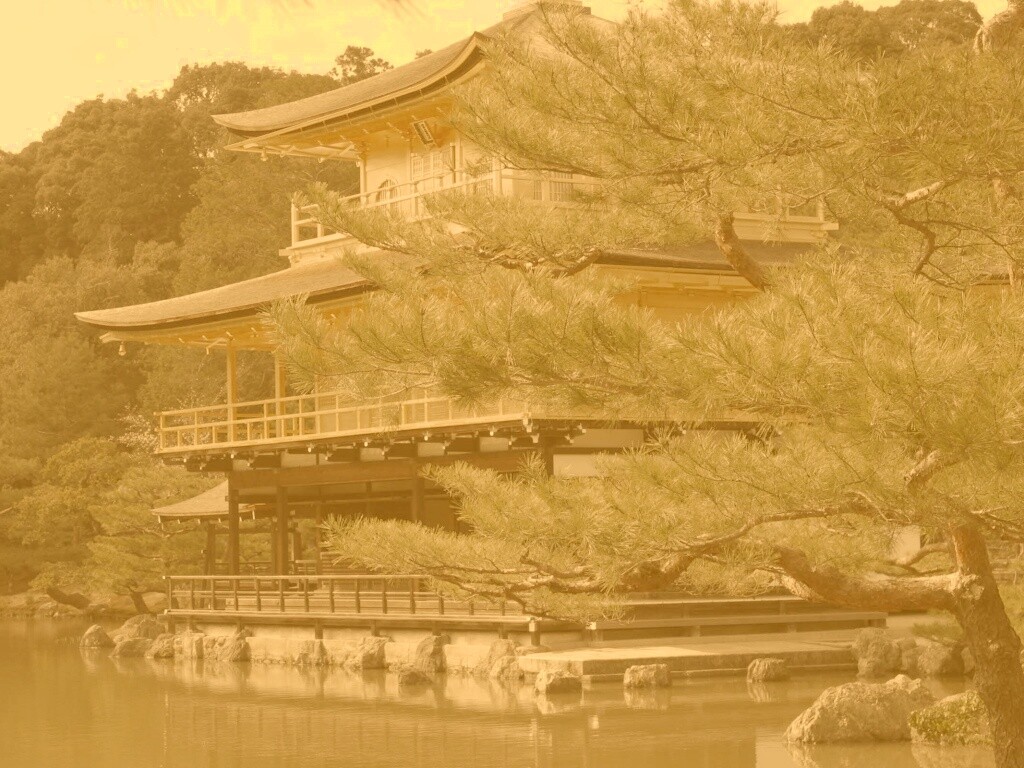 Пагода на берегу озера обои