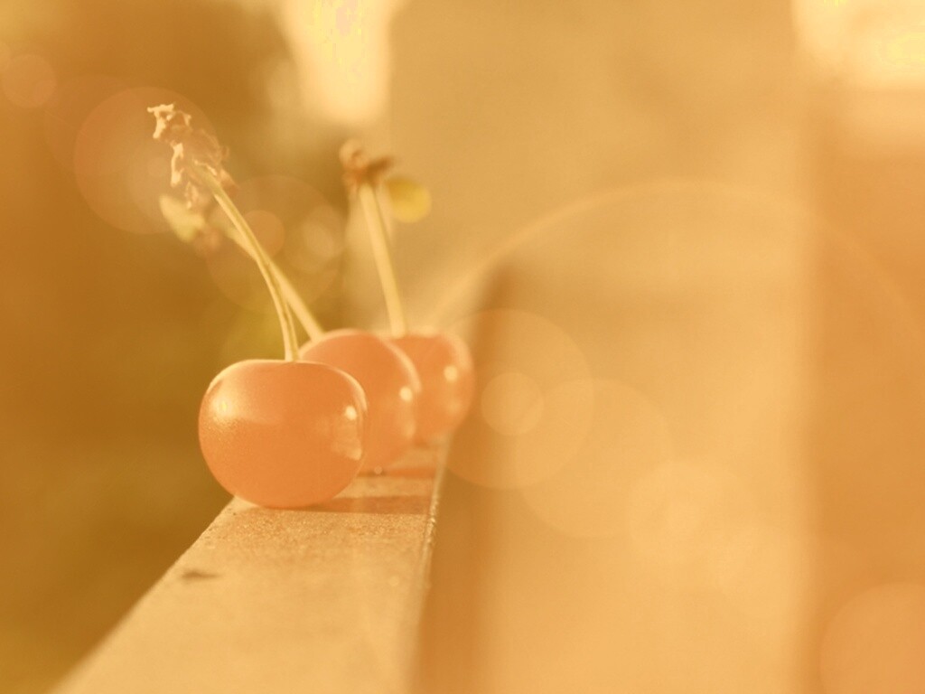 Вишенки на перилах обои