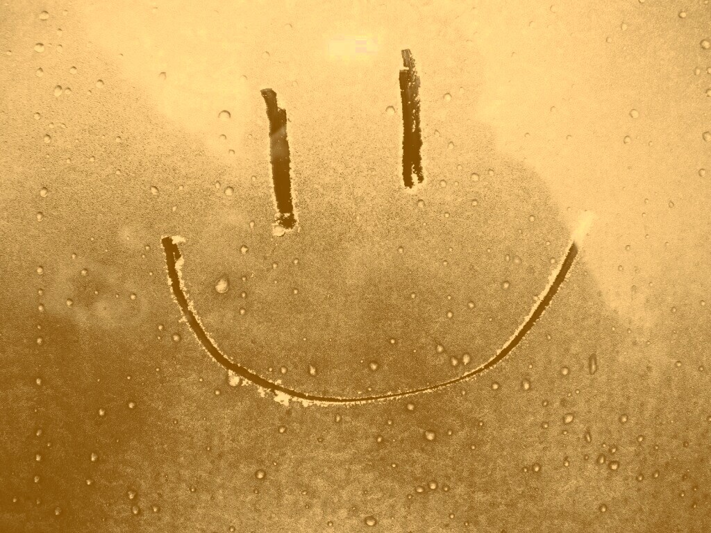 Улыбка на стекле обои