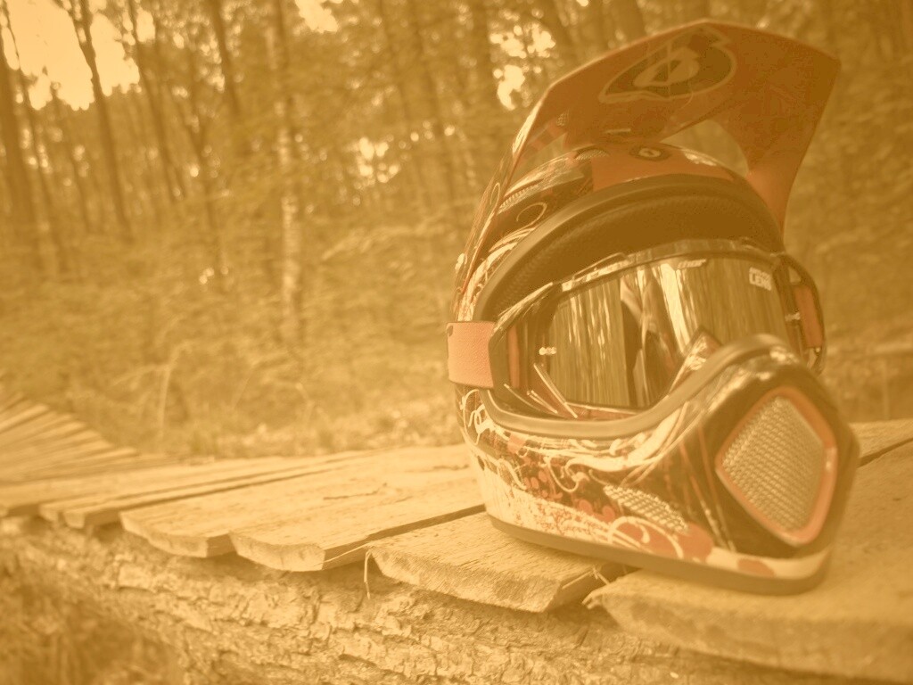 Шлем на лесной велотрассе обои