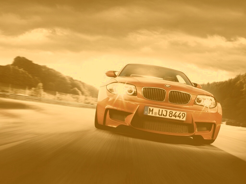 Оранжевый BMW M1 Coupe на треке обои