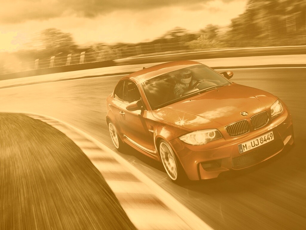 Гонщик за рулем BMW M1 обои