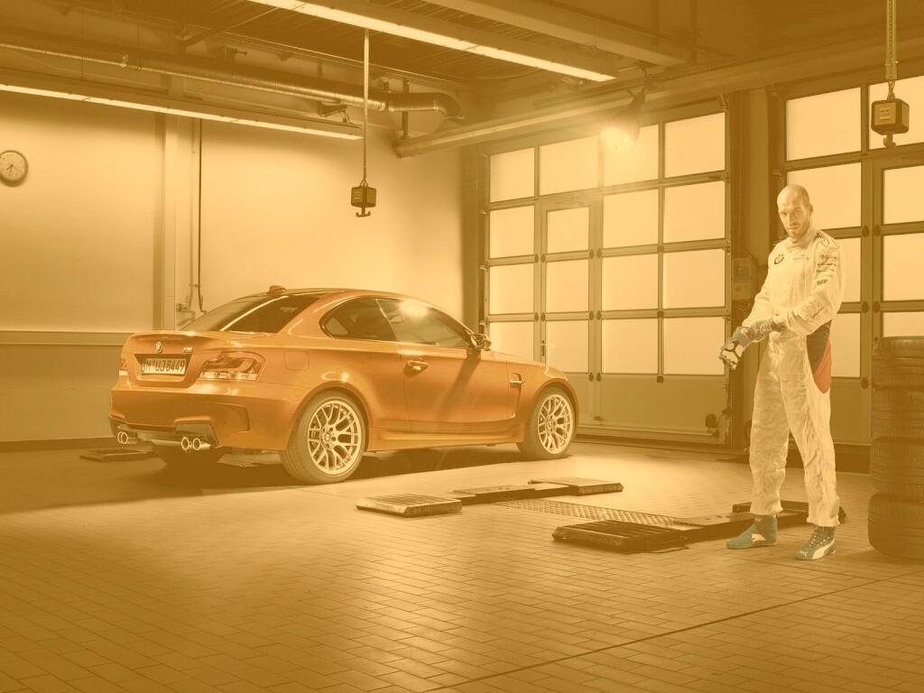 Гонщик и BMW M1 в гараже обои