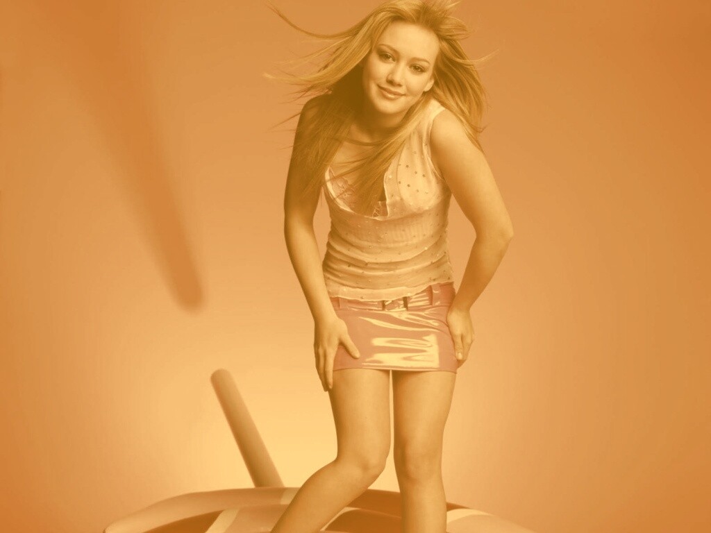 Хилари Дафф в кожаной миниюбке обои