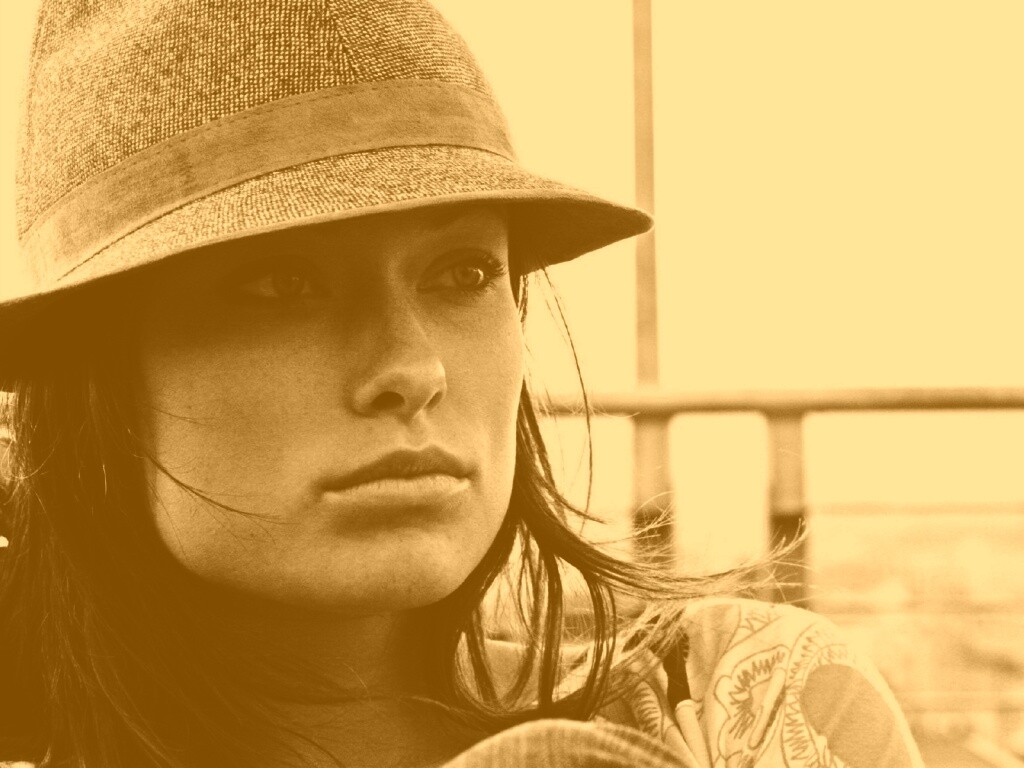 Оливия Уайлд в шикарной шляпе обои