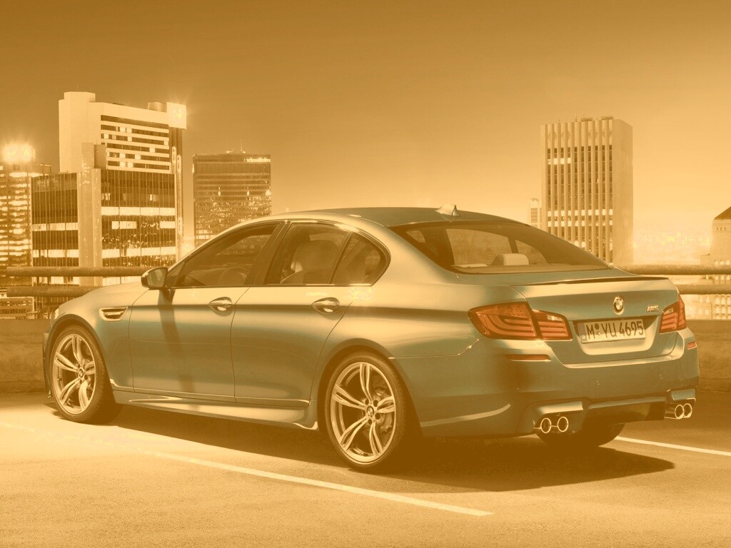 BMW F10 на городской парковке обои