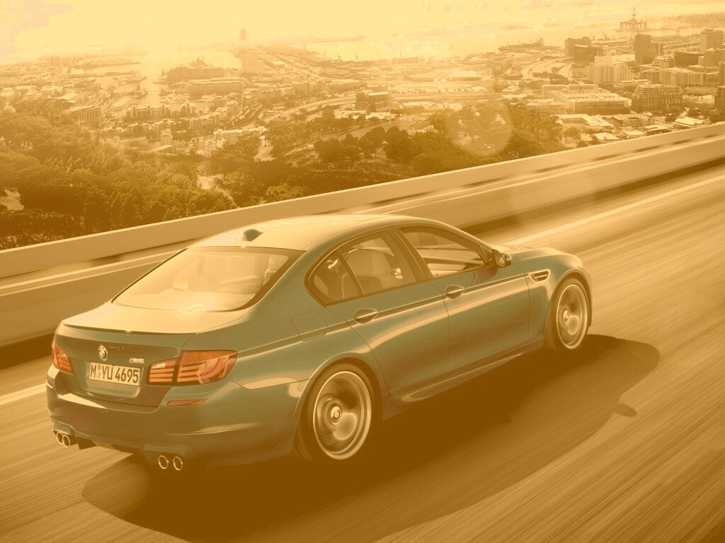 BMW F10 M5 на скоростной автостраде обои