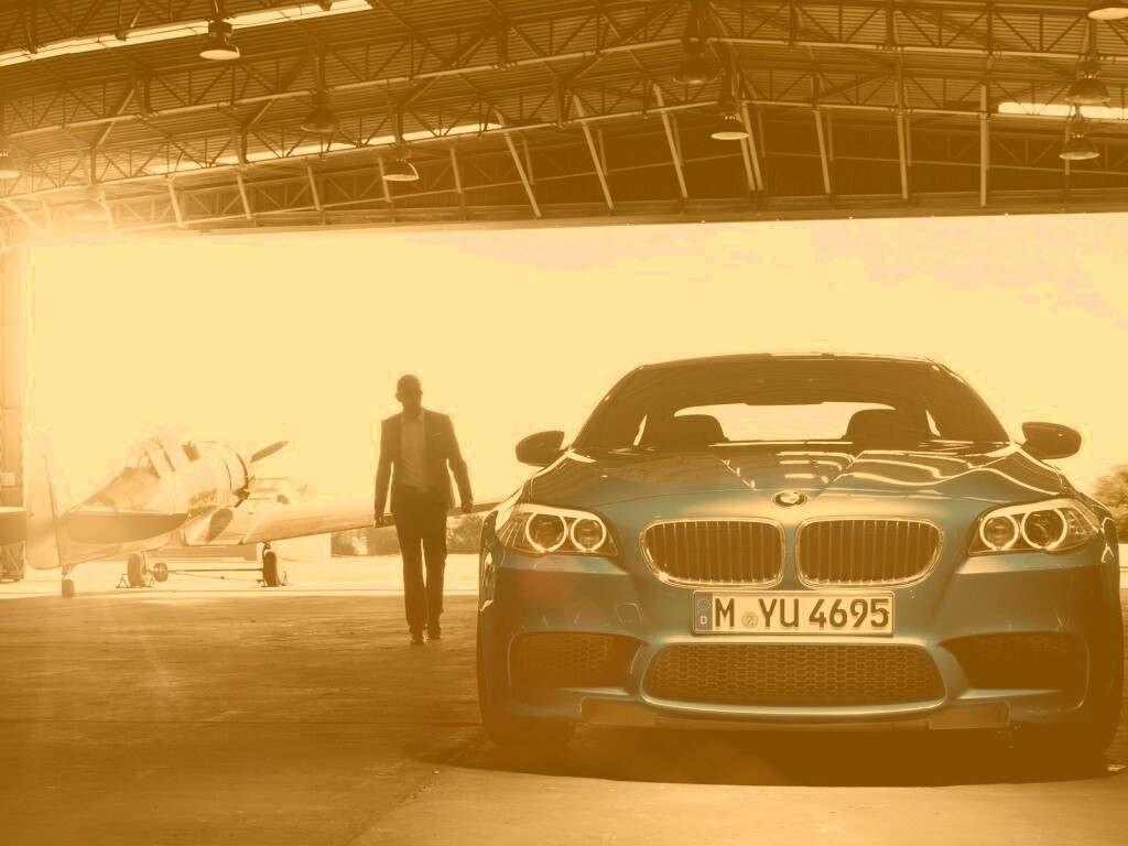 BMW F10 в ангаре обои