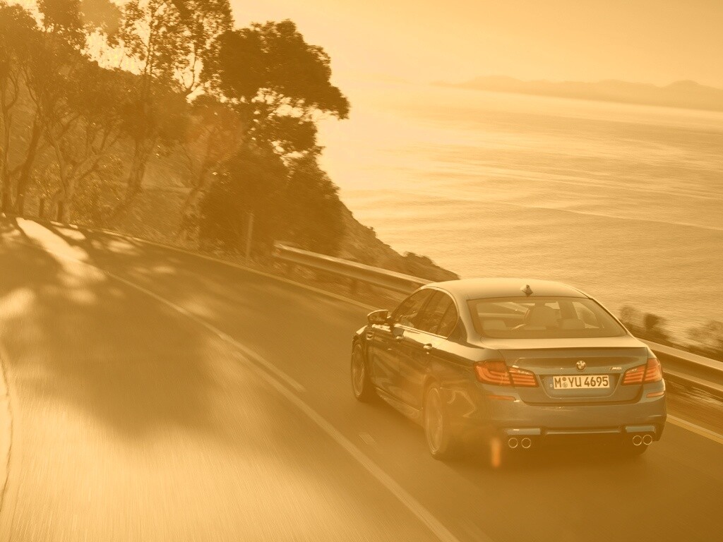 BMW F10 на горной дороге  обои