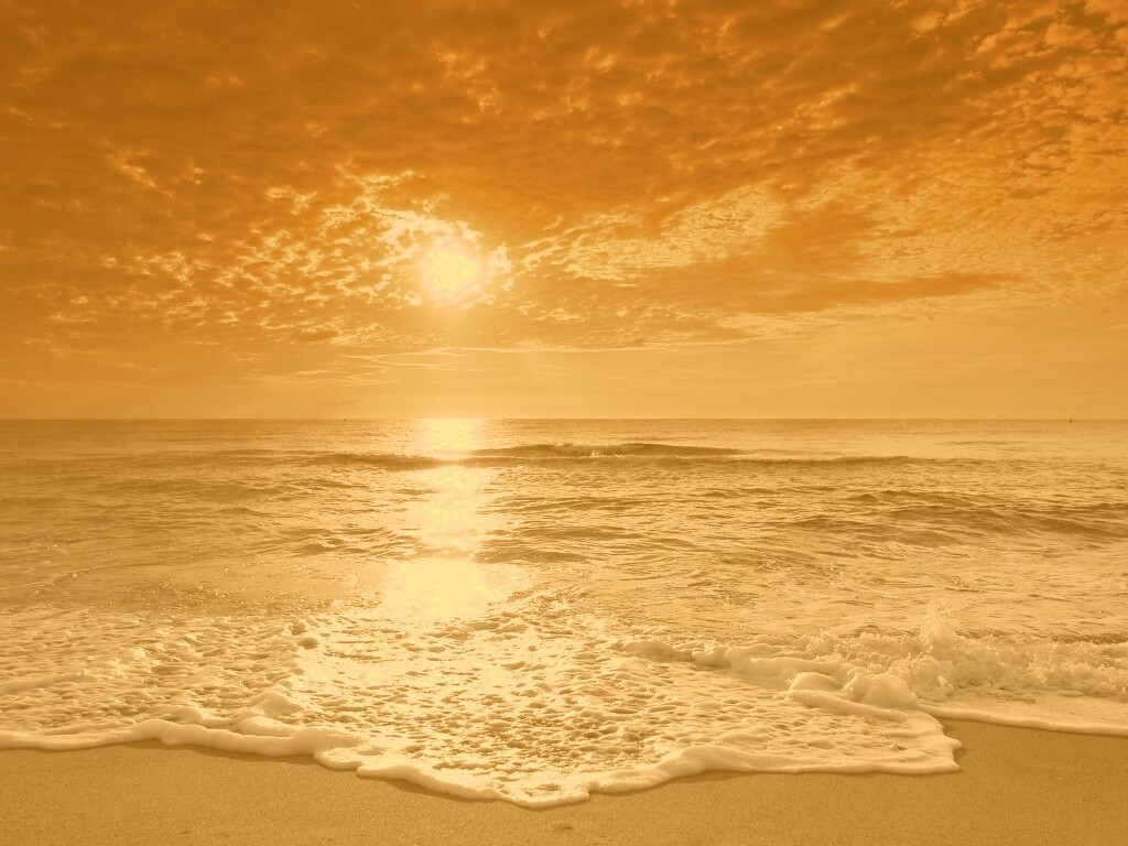 Берег моря в лучах заката обои