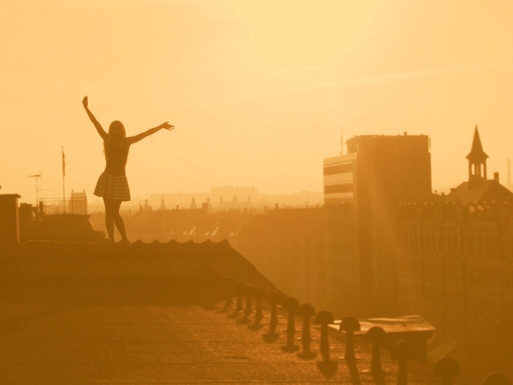 Девушка на крыше обои