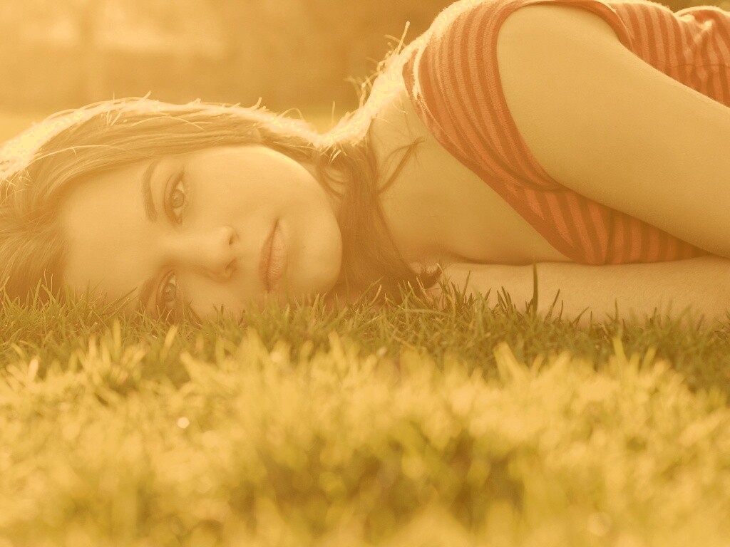 Девушка на траве обои