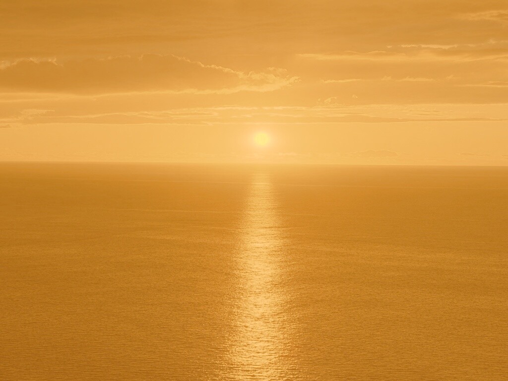 Закат и его отражение в море обои